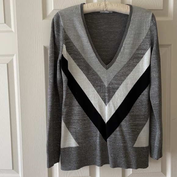 New York and Company  V- Neck Sweater Size Medium - Picture 3 of 12